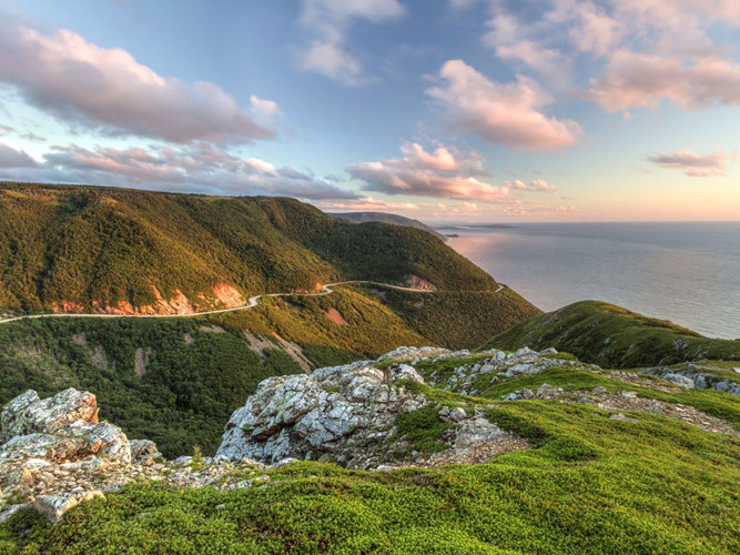 Đường Cabot Trail ở Nova Scotia, Canada băng qua hầu hết các danh lam thắng cảnh nổi tiếng, những di tích văn hóa, và làng mạc dọc đường đi. 