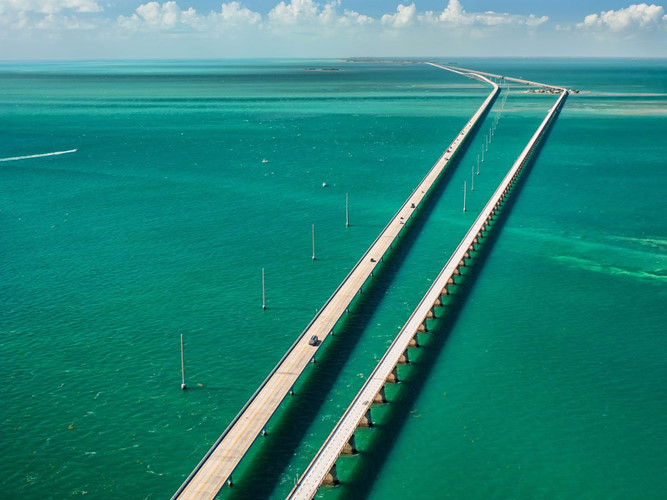 Đường cao tốc Overseas ở bang Florida (Mỹ) dài khoảng 113 dặm với 42 cây cầu để đi từ Miami đến điểm cực Nam ở Key West. Đi trên con đường này, du khách sẽ được thưởng ngoạn cảnh quan xanh thẳm của đại dương.