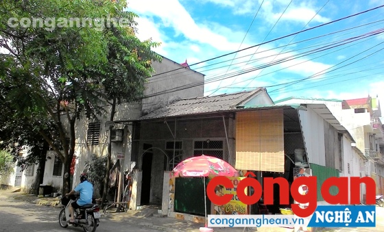 2 ngôi nhà của ông Tuần và ông Đường nằm sát đường điện trung thế, tiềm ẩn nguy cơ tai nạn về điện