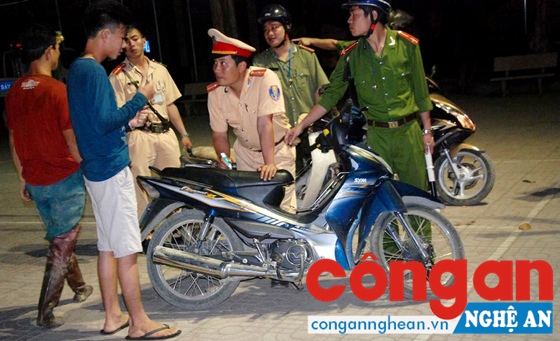 Tổ công tác Công an huyện Quỳnh Lưu xử lý nhanh trường hợp vi phạm thông qua công tác TTKS