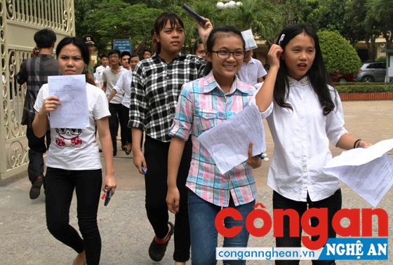 Các thí sinh hoàn thành kỳ thi tuyển sinh lớp 10 THPT