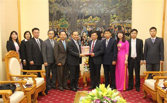 Thiếu tướng Mai Tiến Dũng, Trung tướng Piyo Uthayo và các đại biểu dự buổi tiếp.