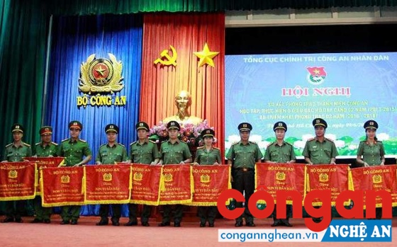 Đại úy Hoàng Lê Anh, Bí thư Đoàn Thanh niên Công an Nghệ An (thứ 8 từ trái sang) nhận cờ đơn vị xuất sắc cho Đoàn Thanh niên Công an Nghệ An do Bộ Công an trao tặng.
