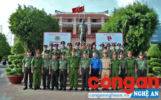 Các đại biểu chụp ảnh lưu niệm tại Bến cảng Nhà Rồng, nơi Bác Hồ ra đi tìm đường cứu nước.