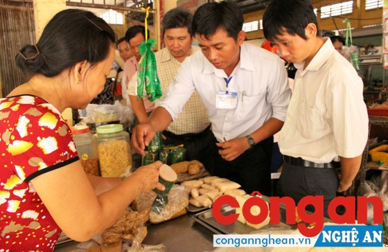 Lấy mẫu xét nghiệm hàn the tại một cơ sở bán giò chả
