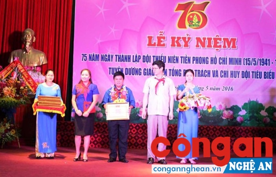 Thầy Nguyễn Thanh Liêm (giữa) tại buổi lễ tuyên dương Tổng phụ trách Đội tiêu biểu do Tỉnh đoàn tổ chức
