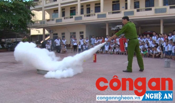 Các em nhỏ được tập huấn kỹ năng phòng cháy chữa cháy cùng bố mẹ
