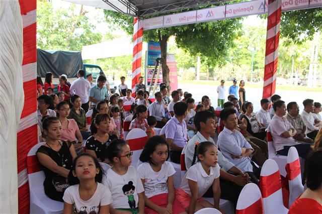 Đông đảo phụ huynh và học sinh