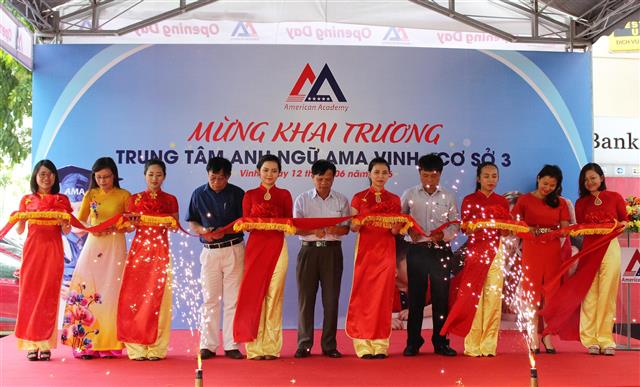 Cắt băng khai trương 