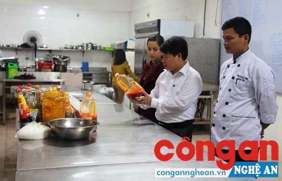 Đoàn liên ngành kiểm tra việc đảm bảo ATVSTP tại một cơ sở kinh doanh - Ảnh Cao Loan