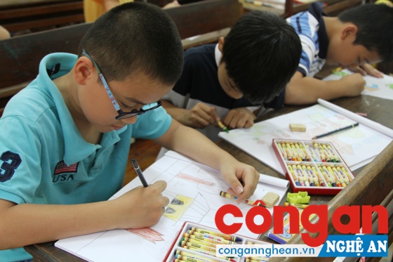 Môn hội họa thu hút đông đảo trẻ trong dịp hè. Ảnh: Phan Tuyết