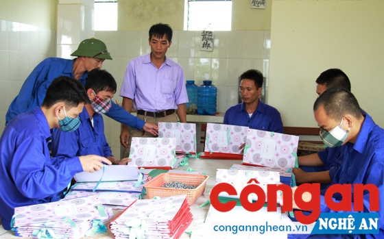 Cán bộ Trung tâm LĐ-XH TP Vinh hướng dẫn học viên học nghề - Ảnh: Xuân Thống