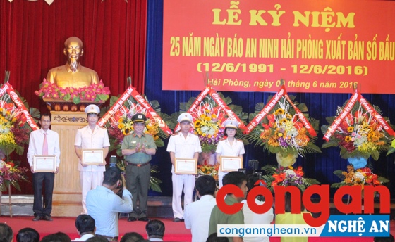 Đồng chí Giám đốc Công an TP Hải Phòng trao tặng Giấy khen cho các cá nhân Báo An ninh Hải Phòng.   