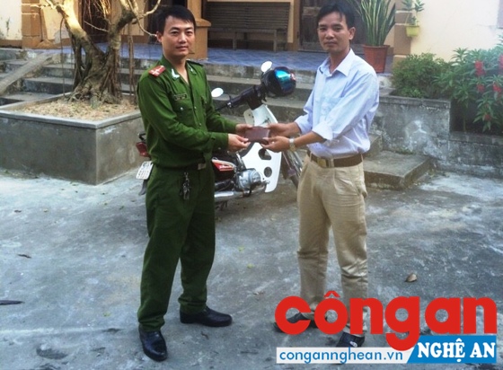 Thượng uý Nguyễn Đình Tuấn trả lại tài sản cho người đánh rơi -  Ảnh: Ngọc Thái
