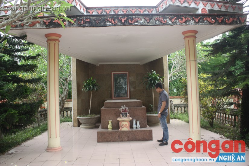 Khu mộ đồng chí Hồ Tùng Mậu nằm trong cụm di tích, bên cạnh đồng chí Hồ Xuân Hương và Cù Chính Lan ở xã Quỳnh Đôi, huyện Quỳnh Lưu