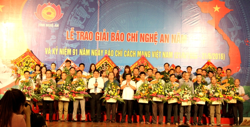 Tỉnh ủy, UBND tỉnh Nghệ An tặng hoa chúc mừng các cơ quan thông tấn, báo chí trên địa bàn Nghệ An nhân dịp kỷ niệm 91 năm ngày báo chí Cách mạng Việt Nam.