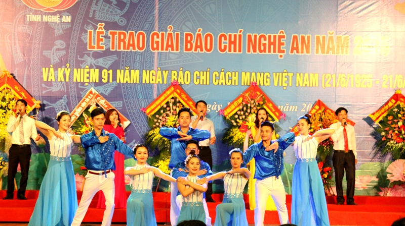 Văn nghệ chào mừng.