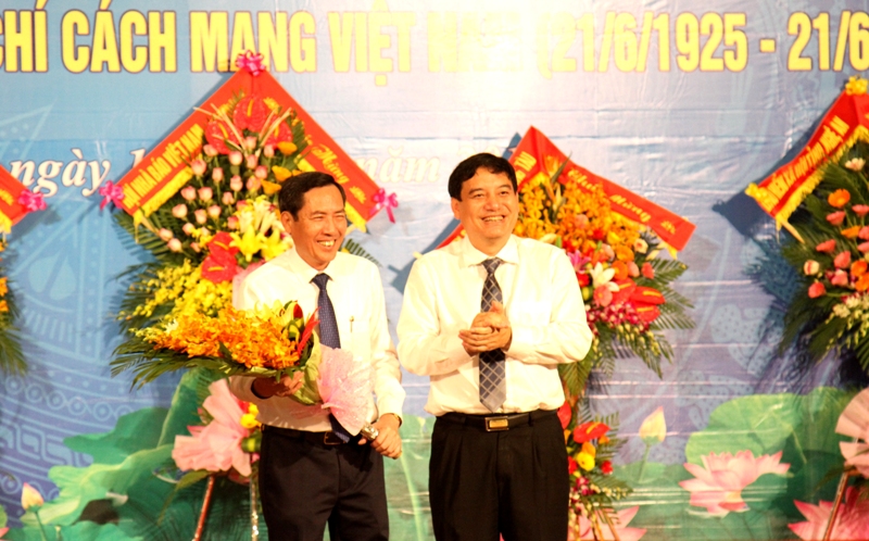 Đồng chí Bí thư Tỉnh ủy Nguyến Đắc Vinh tặng hoa chúc mừng Nhà báo Thuận Hữu.