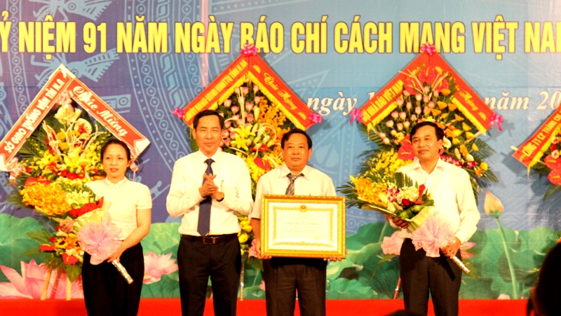 Trao tặng kỷ niệm chương vì sự nghiệp báo chí cho 38 nhà báo lão thành cách mạng.