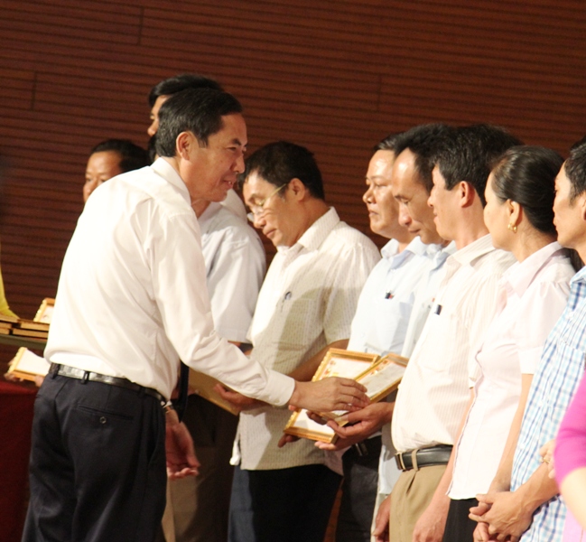 Trao tặng kỷ niệm chương vì sự nghiệp báo chí cho 38 nhà báo lão thành cách mạng.