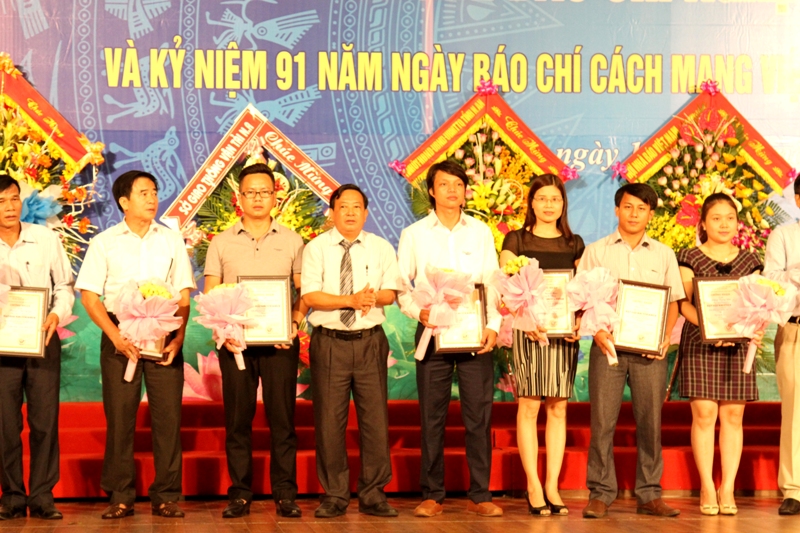 Trao giải Khuyến khích cho các nhà báo đạt giải báo chí Nghệ An 2015.