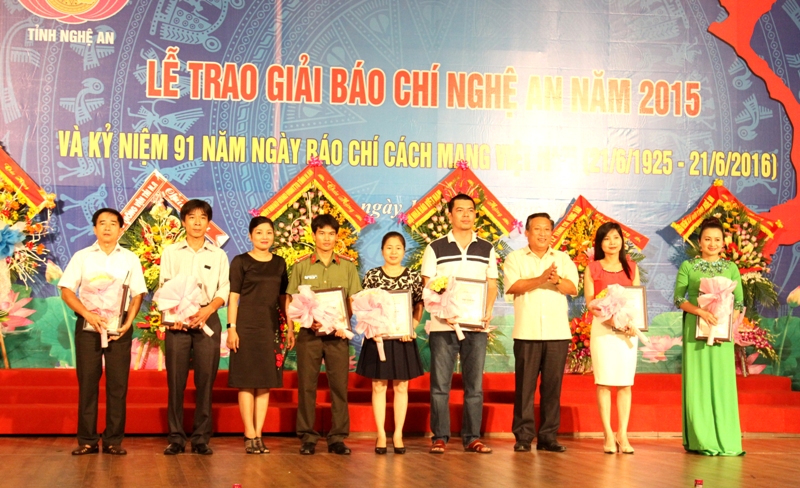 Trao giải Ba cho các nhà báo đạt giải báo chí Nghệ An 2015.