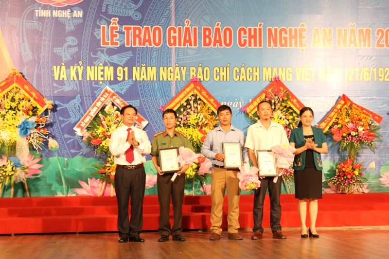 Các tác giả đạt giải Ba.
