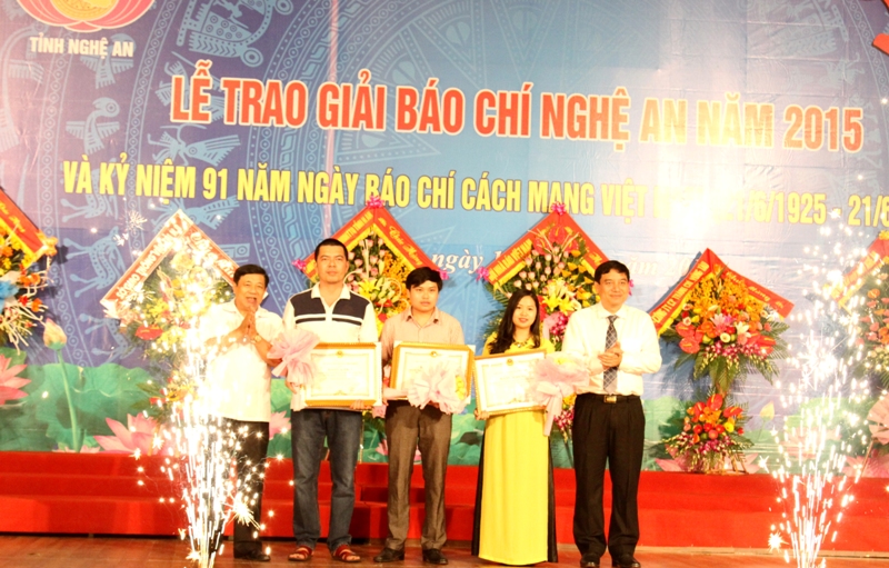 Trao giải Nhất cho các nhà báo đạt giải báo chí Nghệ An 2015.