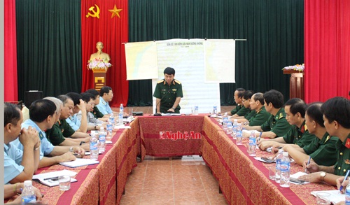 Thượng tướng Võ Văn Tuấn chỉ đạo tìm kiếm.