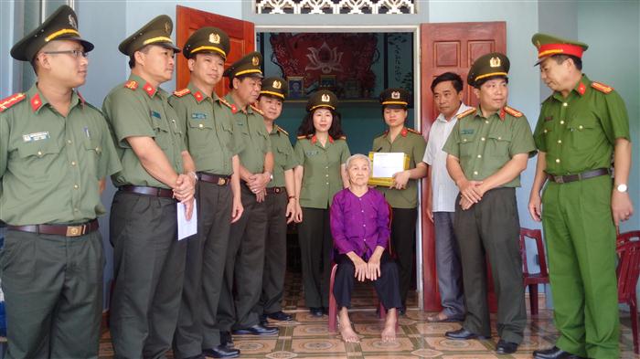 Trao quà cho mẹ Việt Nam Anh hùng Nguyễn Thị Duân