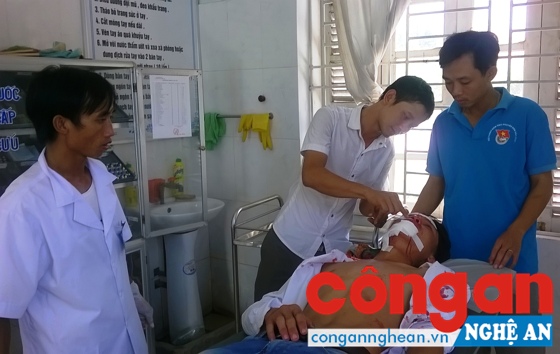Các thành viên trong Đội phản ứng nhanh sơ, cấp cứu TNGT sơ cứu cho nạn nhân