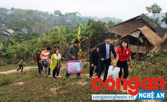 Tác nghiệp trong một lần đi trao quà từ thiện tại huyện Kỳ Sơn (Nghệ An)