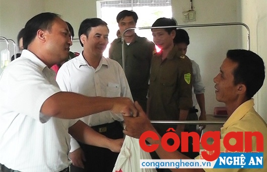 Lãnh đạo huyện Yên Thành và Công an xã Vĩnh Thành thăm hỏi, động viên đối tượng cai nghiện tại địa bàn