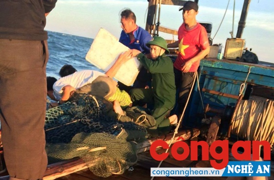 Các ngư dân được kịp thời đưa lên bờ.