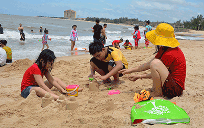 Du khách vui chơi trên bãi biển Hương Phong- Hồ Cốc.