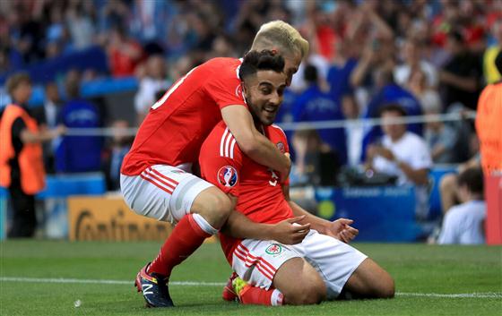 Taylor nhân đôi cách biệt cho xứ Wales ở phút 20