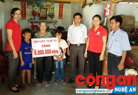 Hội Chữ thập đỏ tỉnh phối hợp với Hội Golf Nghệ An tặng sổ tiết kiệm cho các hoàn cảnh đặc biệt khó khăn