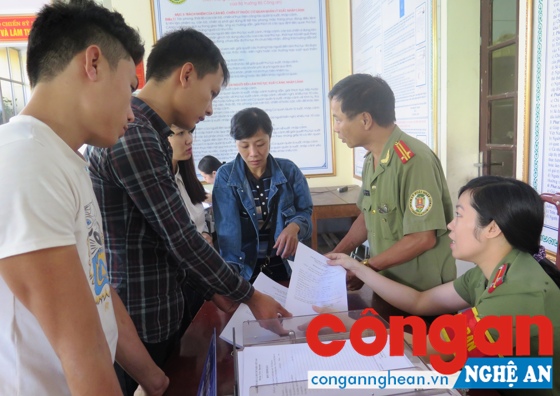  Cán bộ Phòng Quản lý XNC hướng dẫn nhân dân làm thủ tục cấp hộ chiếu