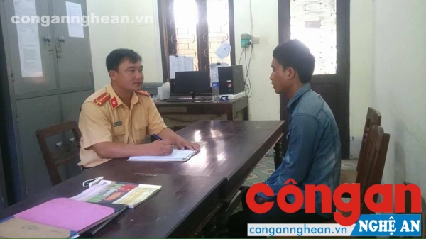 Đội tuyên truyền xử lý (Phòng Cảnh sát đường thủy) đang lập biên bản bàn giao đối tượng và tang vật cho Công an huyện Kỳ Sơn.
