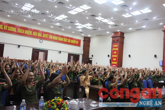 Với những câu chuyện, những tình huống gây cười tại buổi nói chuyện đã tạo những giây phút sảng khoái, vui tươi.