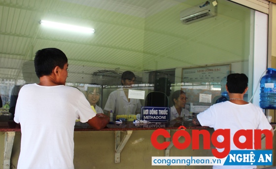 Bệnh nhân đến uống Methadone tại Trung tâm Phòng, chống HIV/AIDS tỉnh.