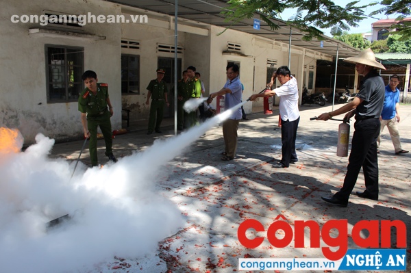 Các học viên được giảng viên hứng dẫn sử dụng bình cứu hỏa dập tắt đám cháy