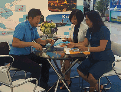 Đại diện OSC Việt Nam (bìa phải) tiếp xúc với đối tác tại Hội chợ Du lịch quốc tế Đà Nẵng 2016. Ảnh: CTV