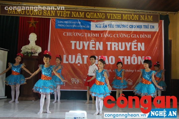 Mở đầu buổi tuyền tuyền những là tiết mục biểu dieenc văn nghệ khá đặc sắc của các em học sinh làng SOS