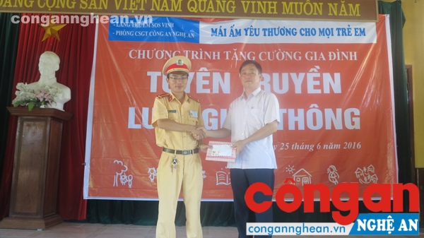 Phòng CSGT hỗ trợ 5 triệu đồng cho các em học sinh tại làng SOS