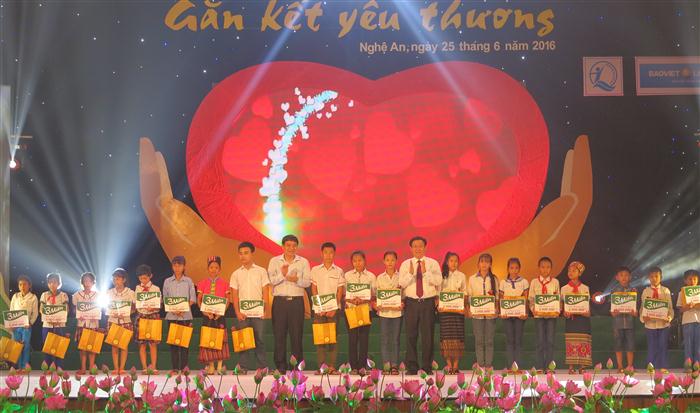 Đồng chí Vương Đình Huệ - Uỷ viên BCT, Phó Thủ tướng Chính phủ và đồng chí Nguyễn Đắc Vinh – Uỷ viên Trung ương Đảng, Bí thư Tỉnh uỷ trao học bổng cho học sinh nghèo vượt khó trên địa bàn