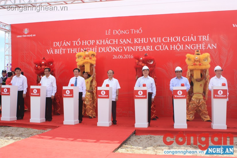 Các đồng chí lãnh dạo Đảng, Nhà nước, các bộ, ban, ngành, tỉnh Nghệ An và Tập đoàn bấm nút động thổ dự án Vinpearl Cửa Hội, Nghệ An