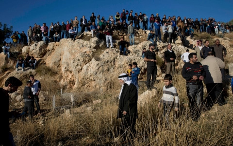 Đám tang viên sĩ quan người Jordan dùng súng bắn chết 2 người Mỹ và 3 người khác tại một trung tâm huấn luyện cảnh sát ở thủ đô Amman hồi tháng 11. Vũ khí viên sĩ quan này sử dụng được cho là để cung cấp cho phe đối lập Syria. Ảnh AP