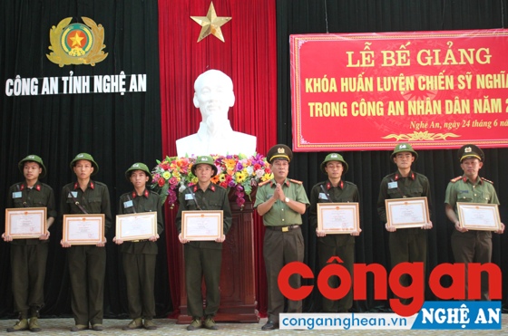 Trao Giấy khen cho các học viên xuất sắc