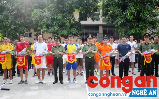 Lãnh đạo Công an tỉnh trao cờ và tặng hoa lưu niệm cho các vận động viên và tổ trọng tài.
